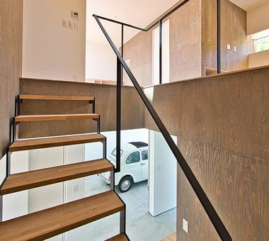VIA　〜高台に建つ大きなウッドデッキのある家〜｜ガレージハウス｜注文住宅｜階段