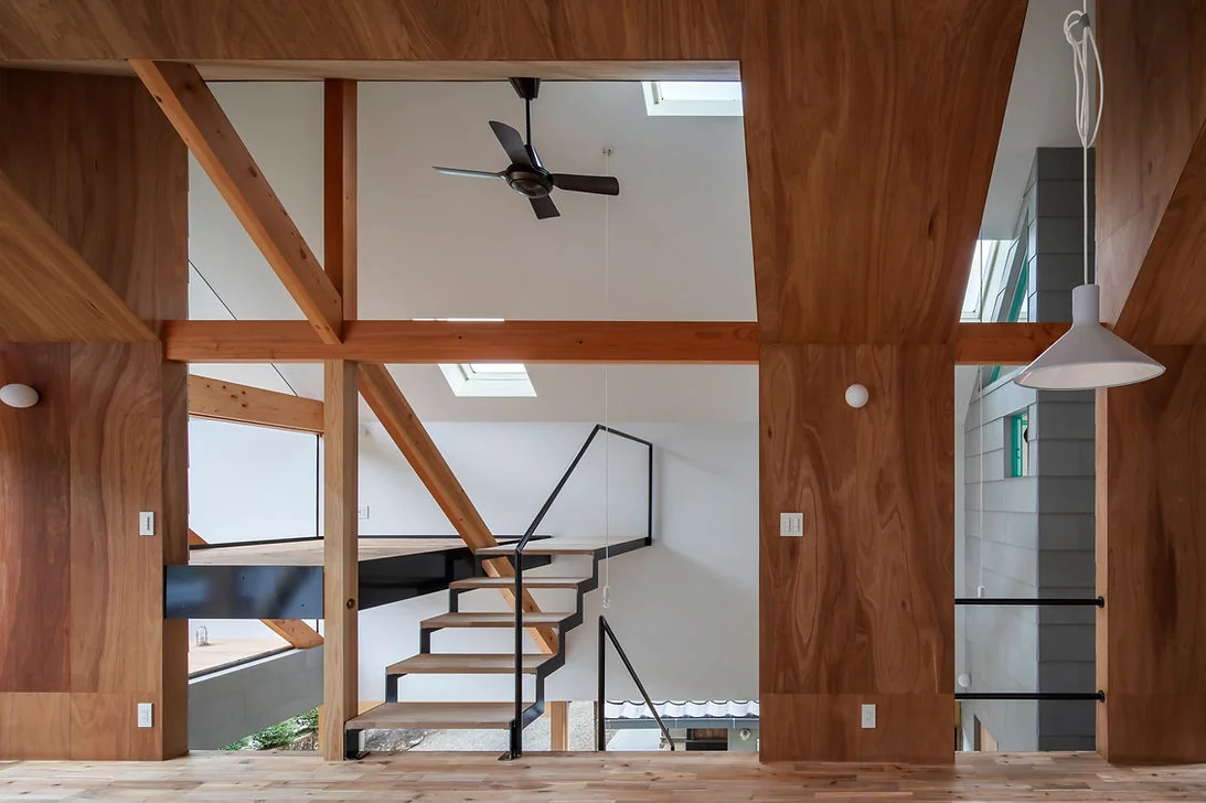 YAMANARI — House Embracing the Mountain Ridge