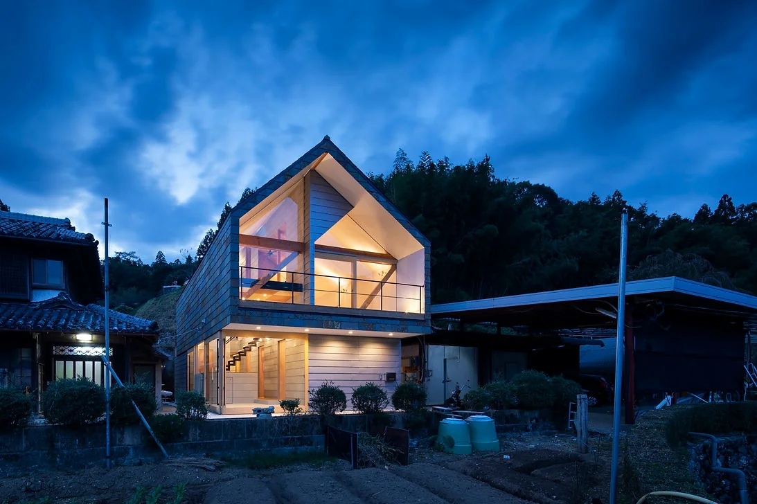 YAMANARI — House Embracing the Mountain Ridge