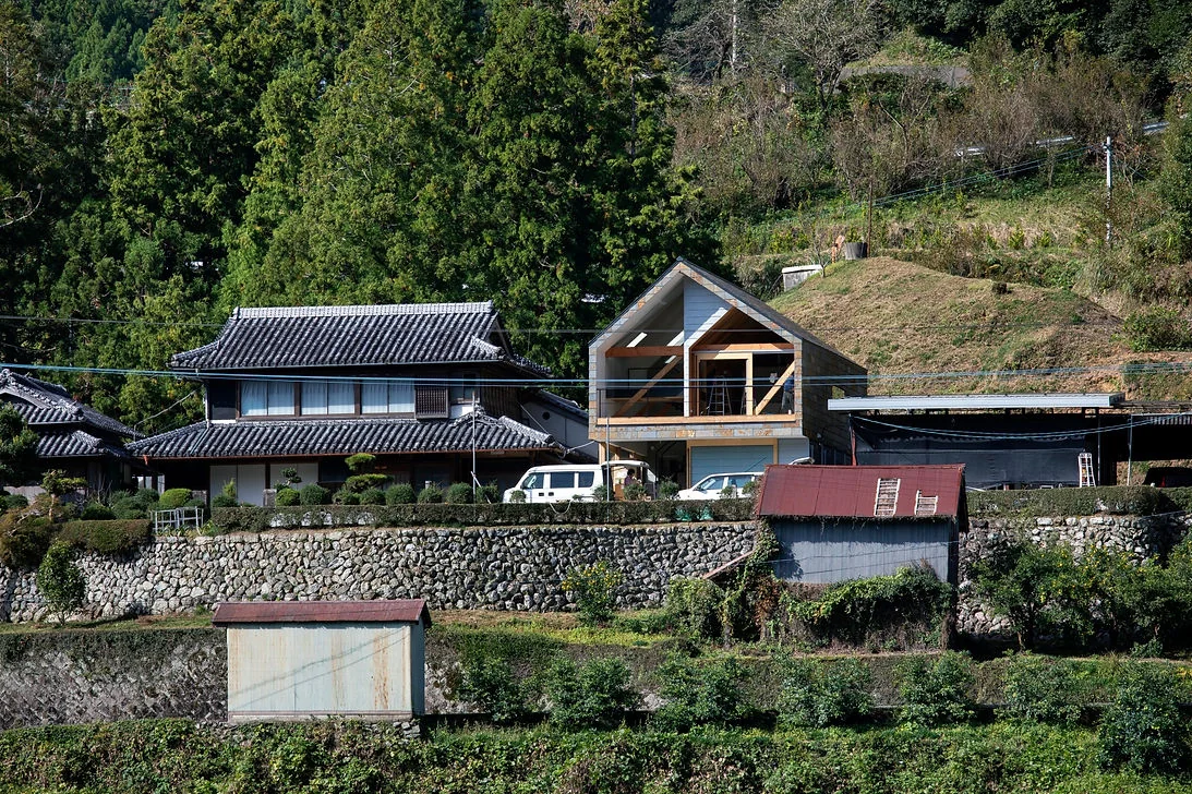 YAMANARI — House Embracing the Mountain Ridge