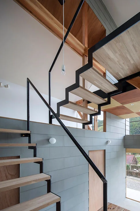 YAMANARI — House Embracing the Mountain Ridge