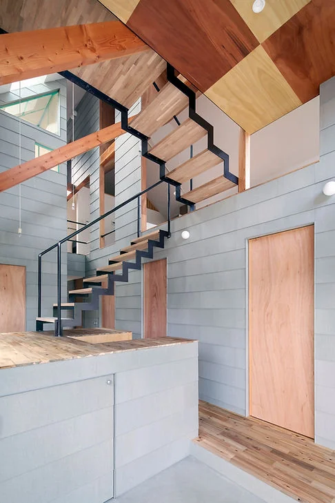 YAMANARI — House Embracing the Mountain Ridge