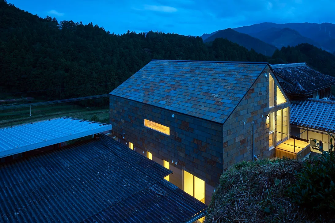 YAMANARI — House Embracing the Mountain Ridge