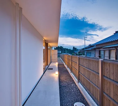 ELL — A Single-Storey House Adorned by White Spaces, Like a Museum｜Custom-built house｜Approach