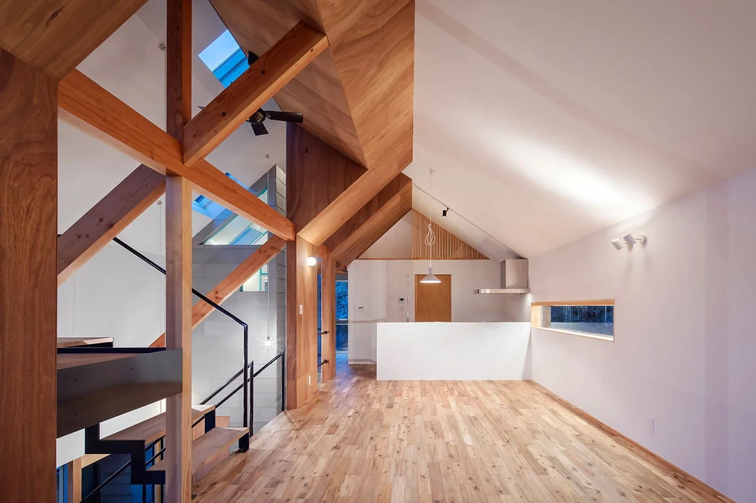 YAMANARI — House Embracing the Mountain Ridge