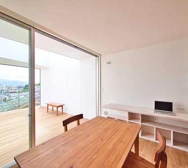 VIA　〜高台に建つ大きなウッドデッキのある家〜｜ガレージハウス｜注文住宅｜ダイニング