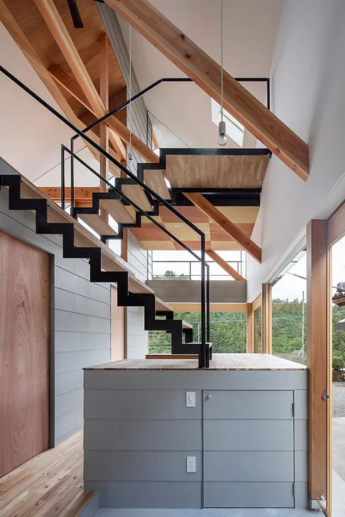 YAMANARI — House Embracing the Mountain Ridge