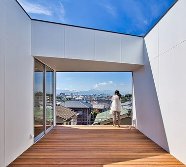 VIA　〜高台に建つ大きなウッドデッキのある家〜｜ガレージハウス｜注文住宅｜テラス