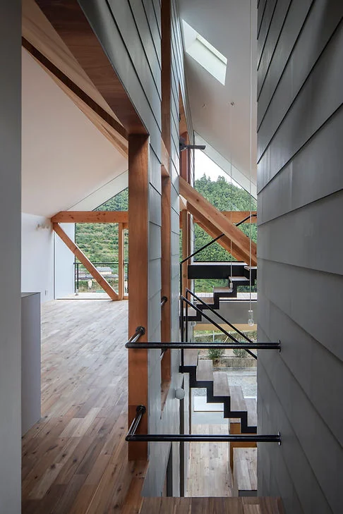 YAMANARI — House Embracing the Mountain Ridge