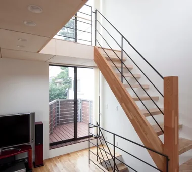 白金之家｜带镂空骨架楼梯的住宅｜房屋参观｜定制住宅