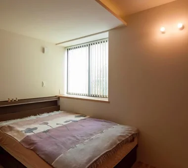 白金之家｜带镂空骨架楼梯的住宅｜房屋参观｜定制住宅