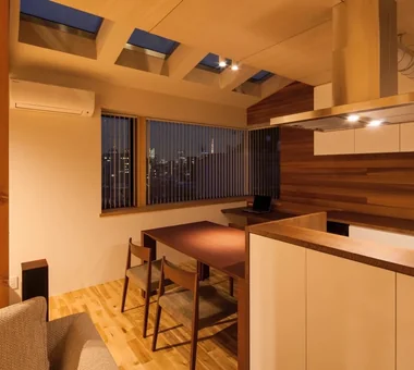 白金之家｜带镂空骨架楼梯的住宅｜房屋参观｜定制住宅