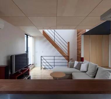 白金之家｜带镂空骨架楼梯的住宅｜房屋参观｜定制住宅