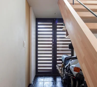 白金之家｜带镂空骨架楼梯的住宅｜房屋参观｜定制住宅