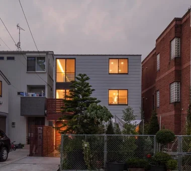 白金之家｜带镂空骨架楼梯的住宅｜房屋参观｜定制住宅