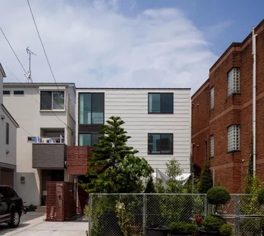 白金之家｜带镂空骨架楼梯的住宅｜房屋参观｜定制住宅
