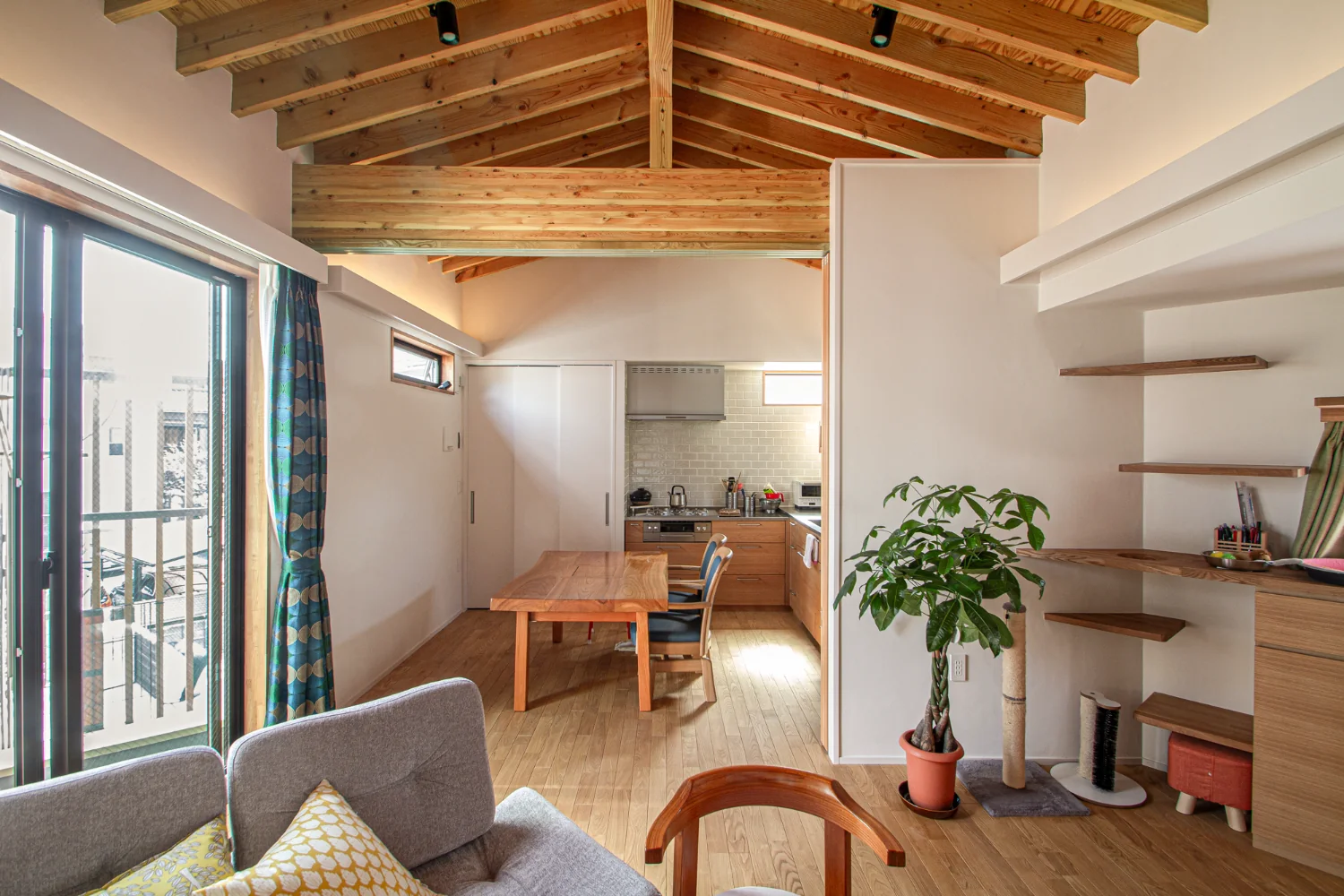 カーテンボックス・キャットウォーク・間接照明が一体になって力強い小屋組