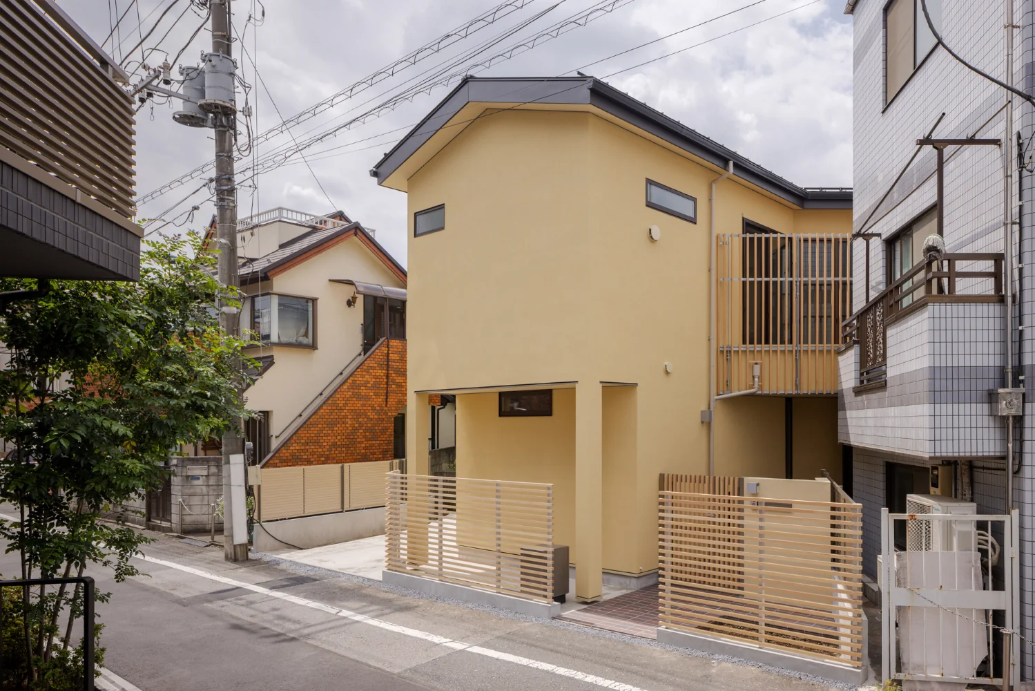 家の中は凄く明るい家でビックリだよね！と。  道路からは室内が覗かれない。