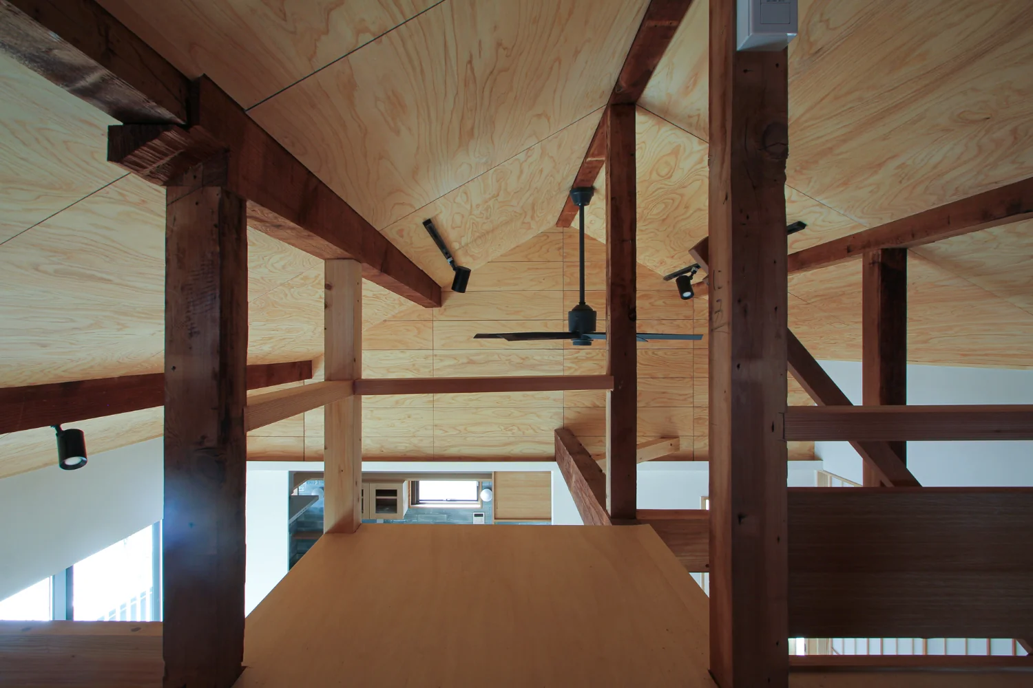 天井裏収納の壁を外して、オープンなロフトに｜もくかみハコの家｜練馬のジャパンディな戸建てリノベーション