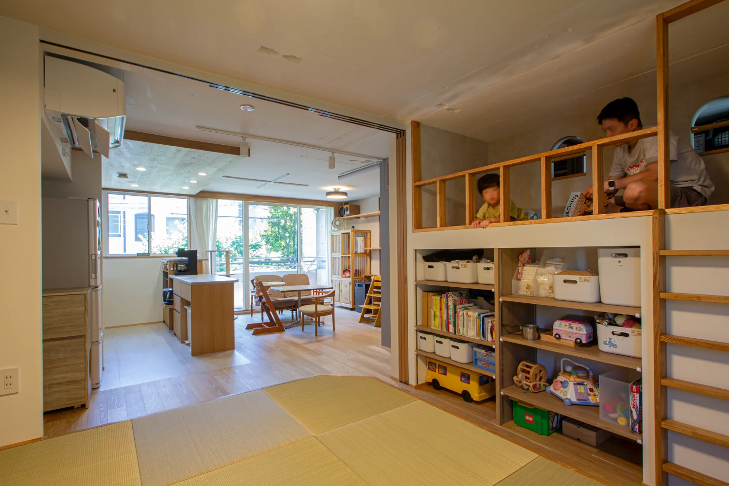 ２.３ｍの低い天井の中に、２段ベット、小上がりつくり立体的な場所｜子と猫の家｜文京区のマンションリノベーション