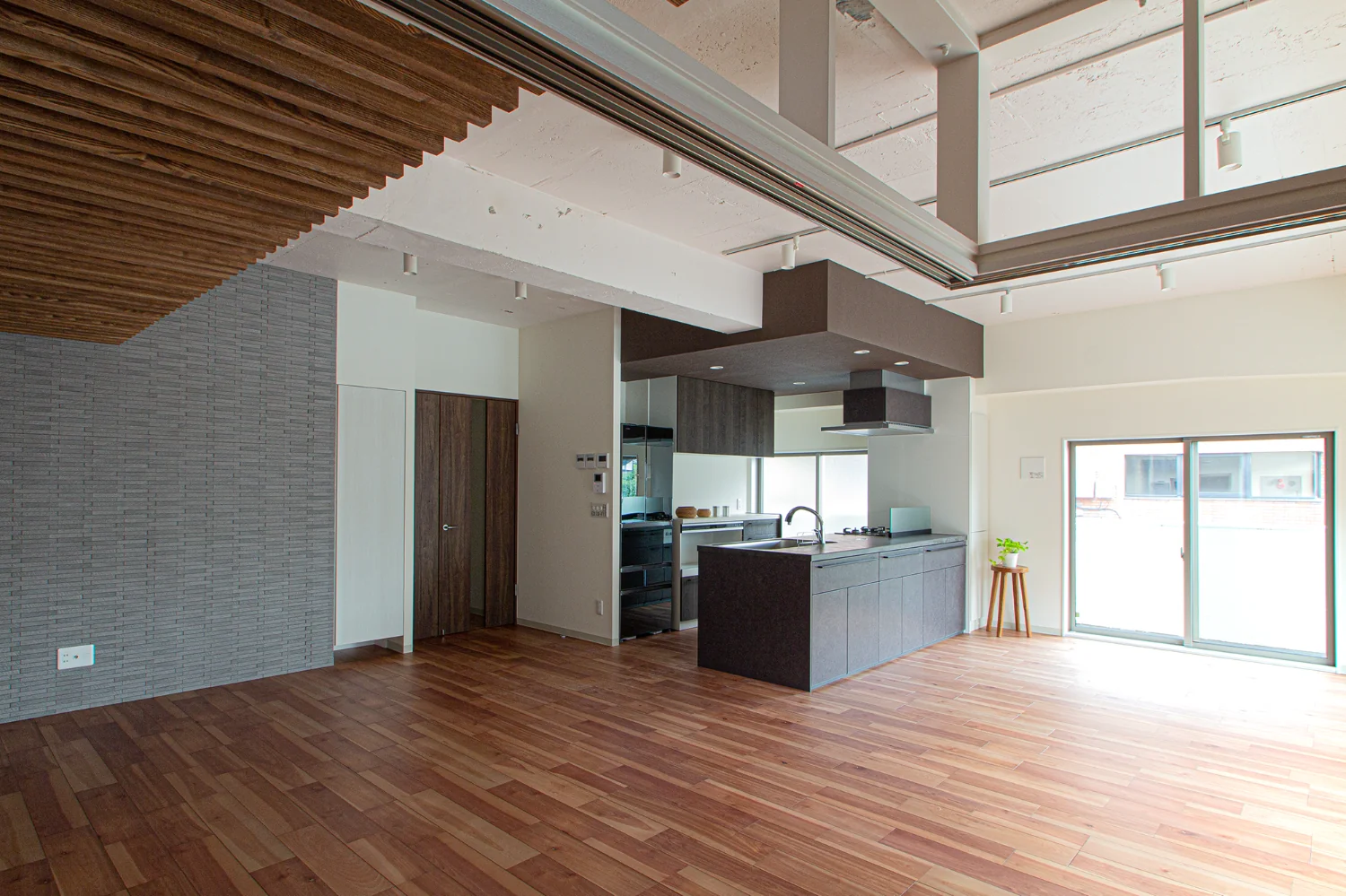 「ルーバー天井」が印象的な、マンションのリノベーション