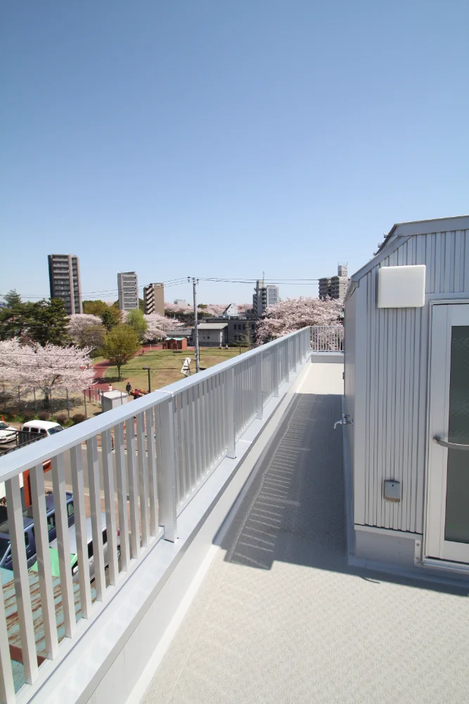 屋上テラスからの桜の眺め｜桜と中庭の家