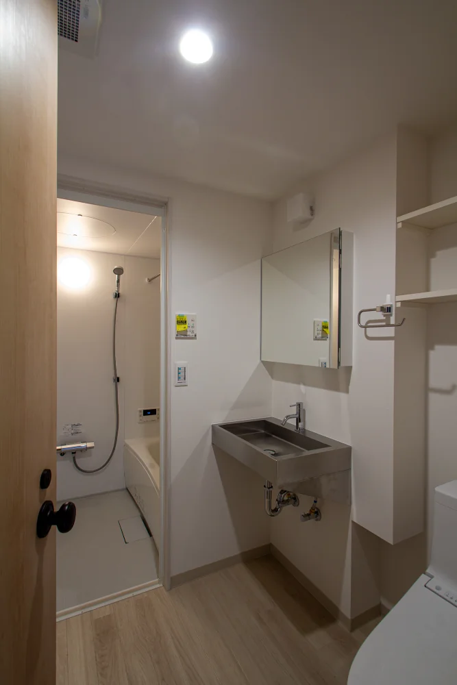 洗面化粧台  洗面台の下は猫のトイレ置場にする為に、空間を開けています。