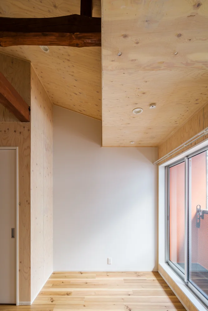 小屋のような質感の家は、程良くコンパクトで、圧迫感無いおこもり感