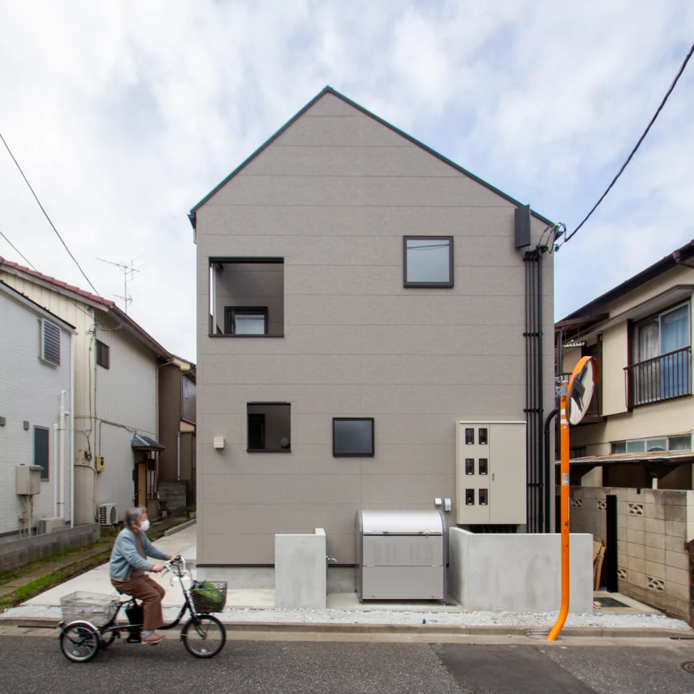 窓と窓じゃない開口部と  ​角の開口部の中は中庭になっていて、光を部屋へ取り
