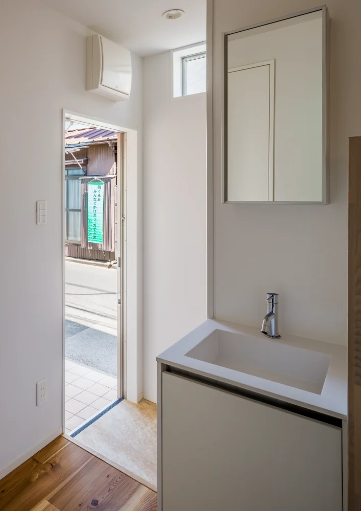 洗面器のある玄関：帰って直ぐに手洗いをする清潔な家