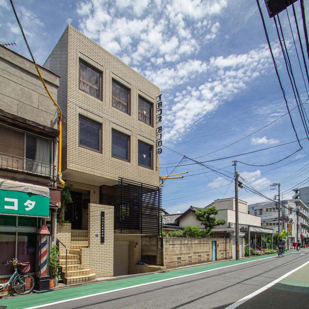 ルーバーをつけ、看板を変え