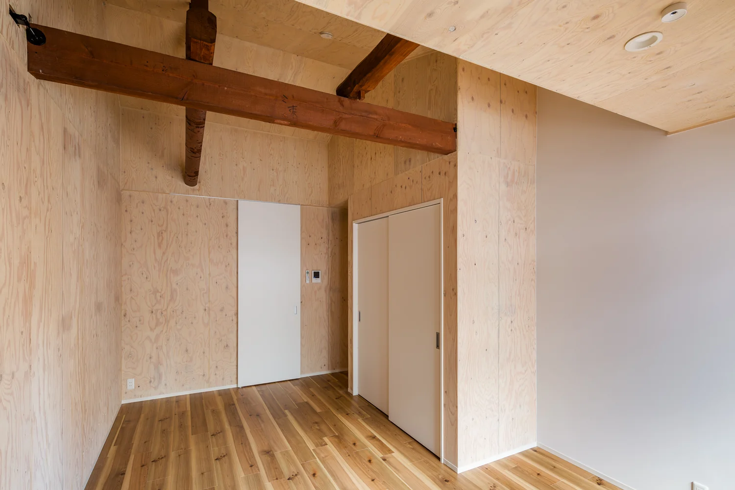 小屋梁を表しにしたリノベーション、天井の高い空間の広がりが出来、圧迫感を無く