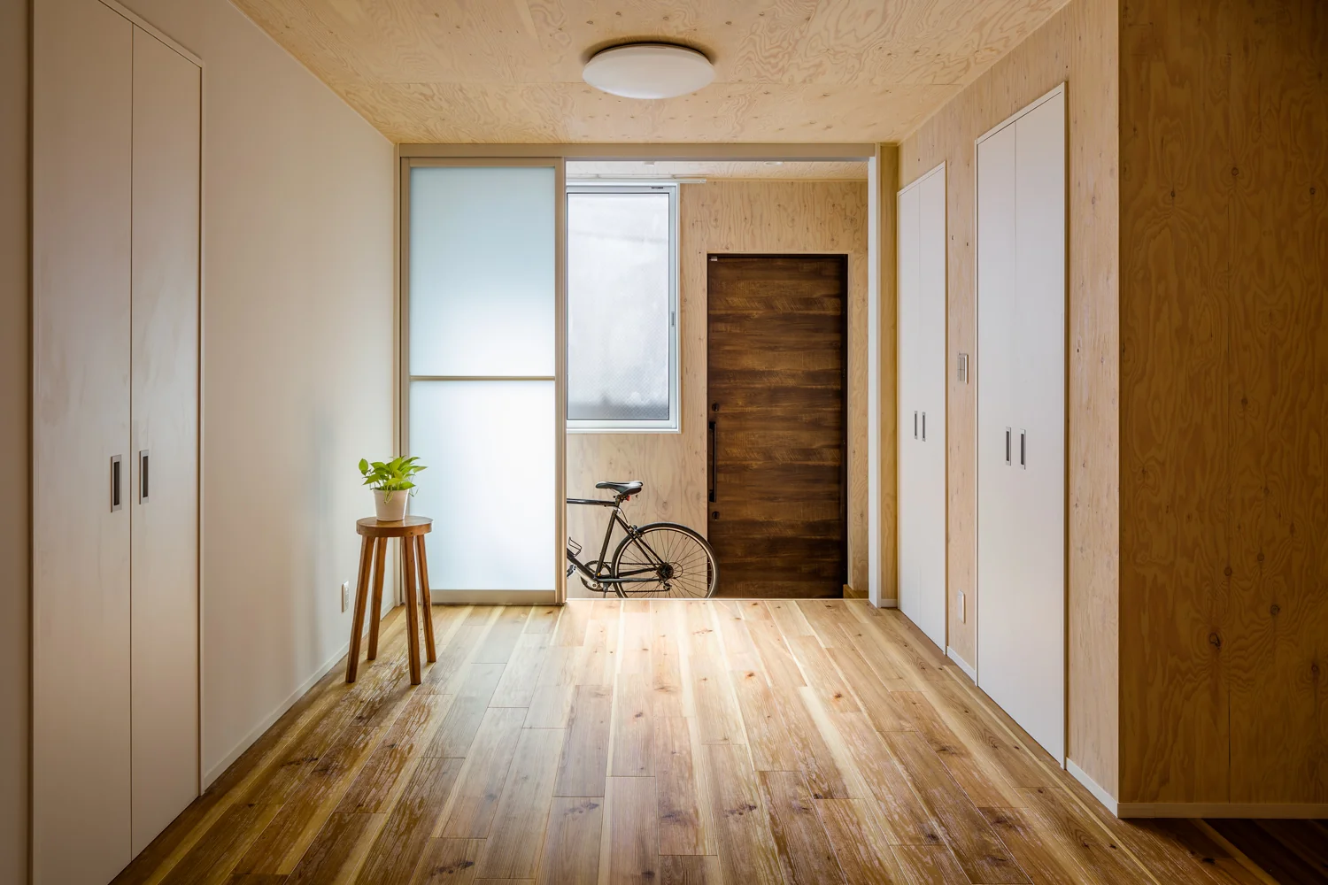 土間のある部屋  部屋から繋がっている土間です。自転車置き場にするなど、外置きの