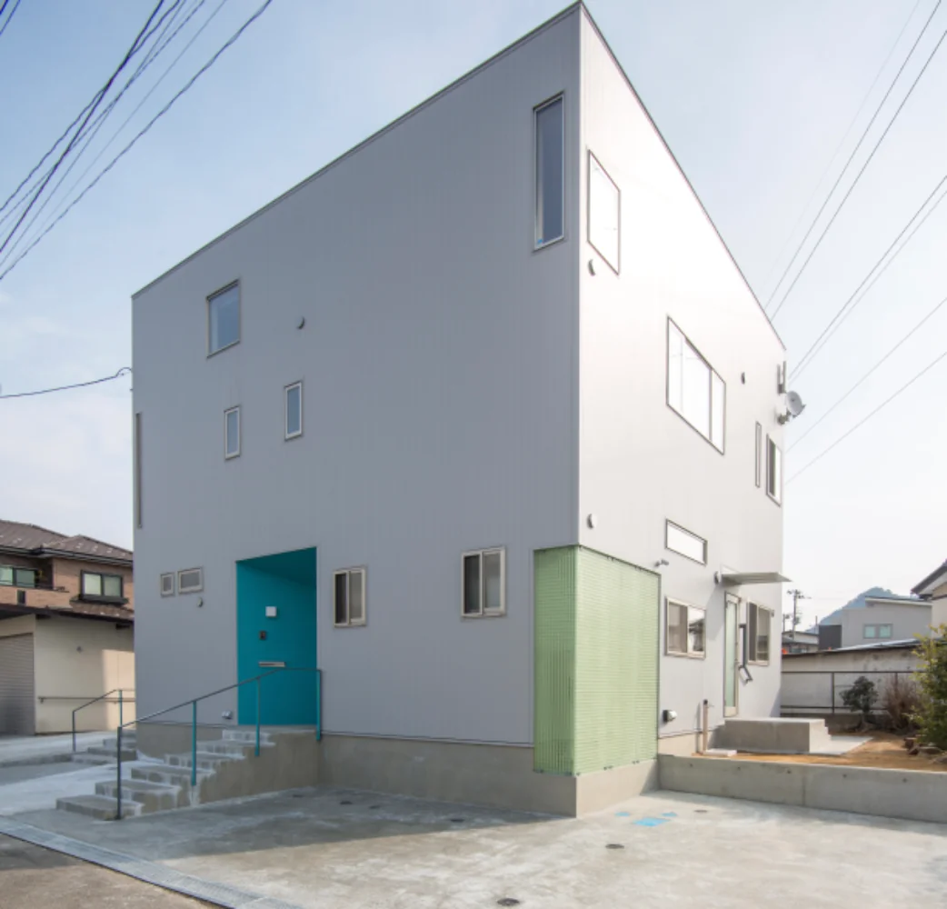 白い立方体の家｜シンプルな事務所併用2世帯住宅