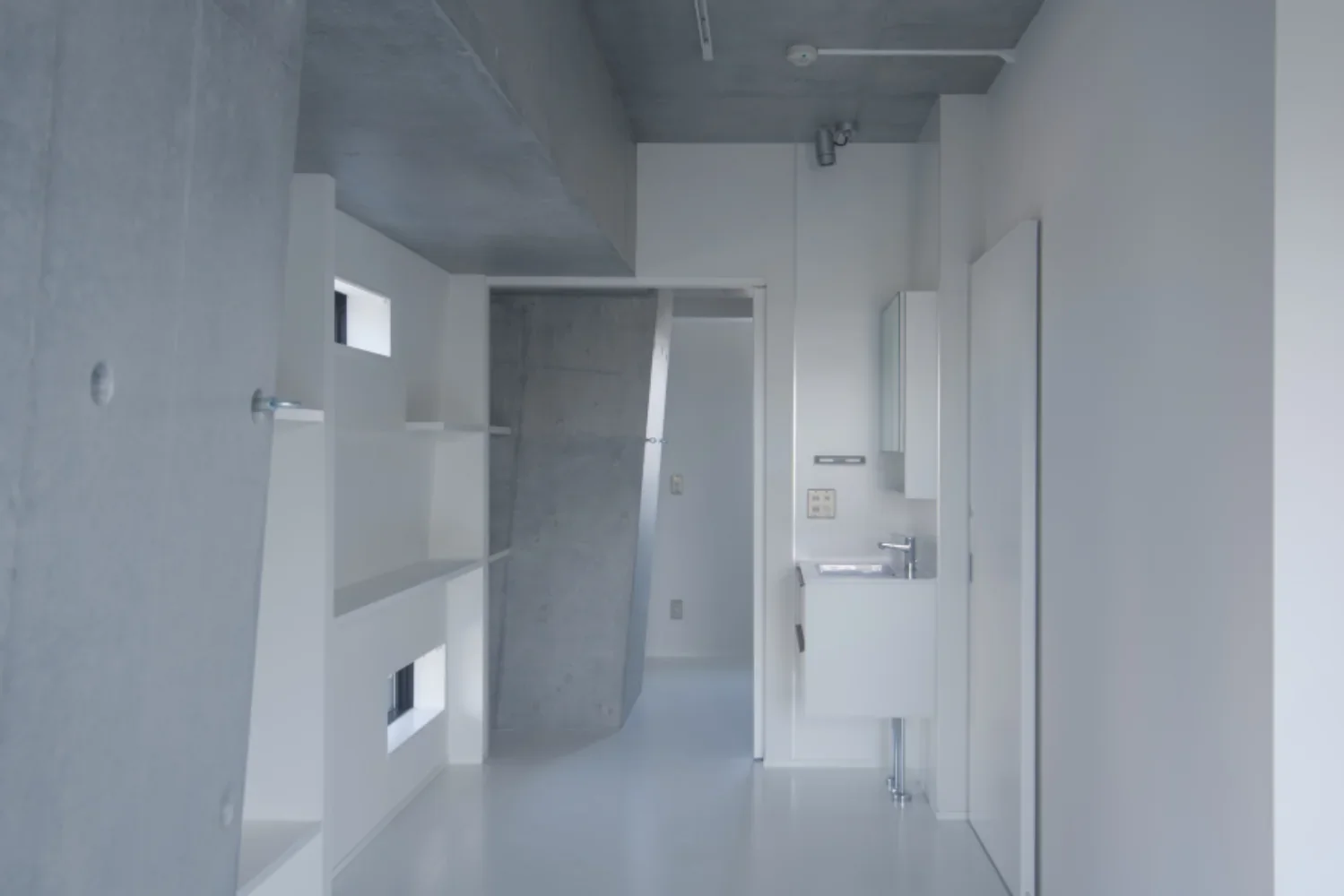 RCの構造が露出するシンプルな集合住宅