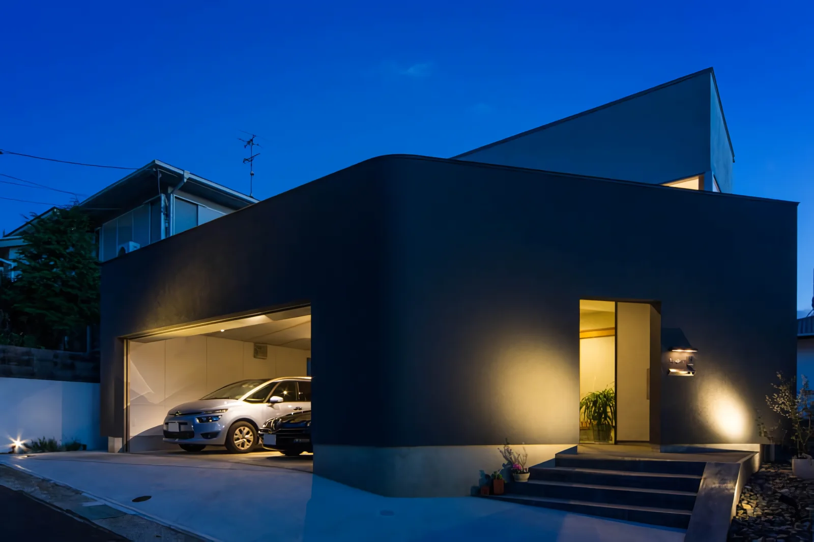 Garage House in Nishiokamoto