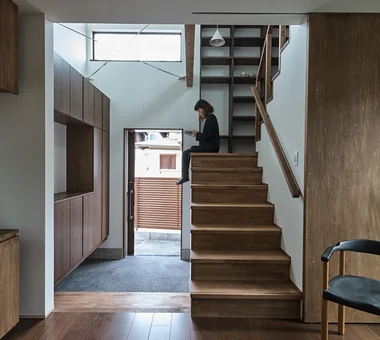 下鴨住宅｜設有壁面書架的住宅｜客製化住宅｜樓梯