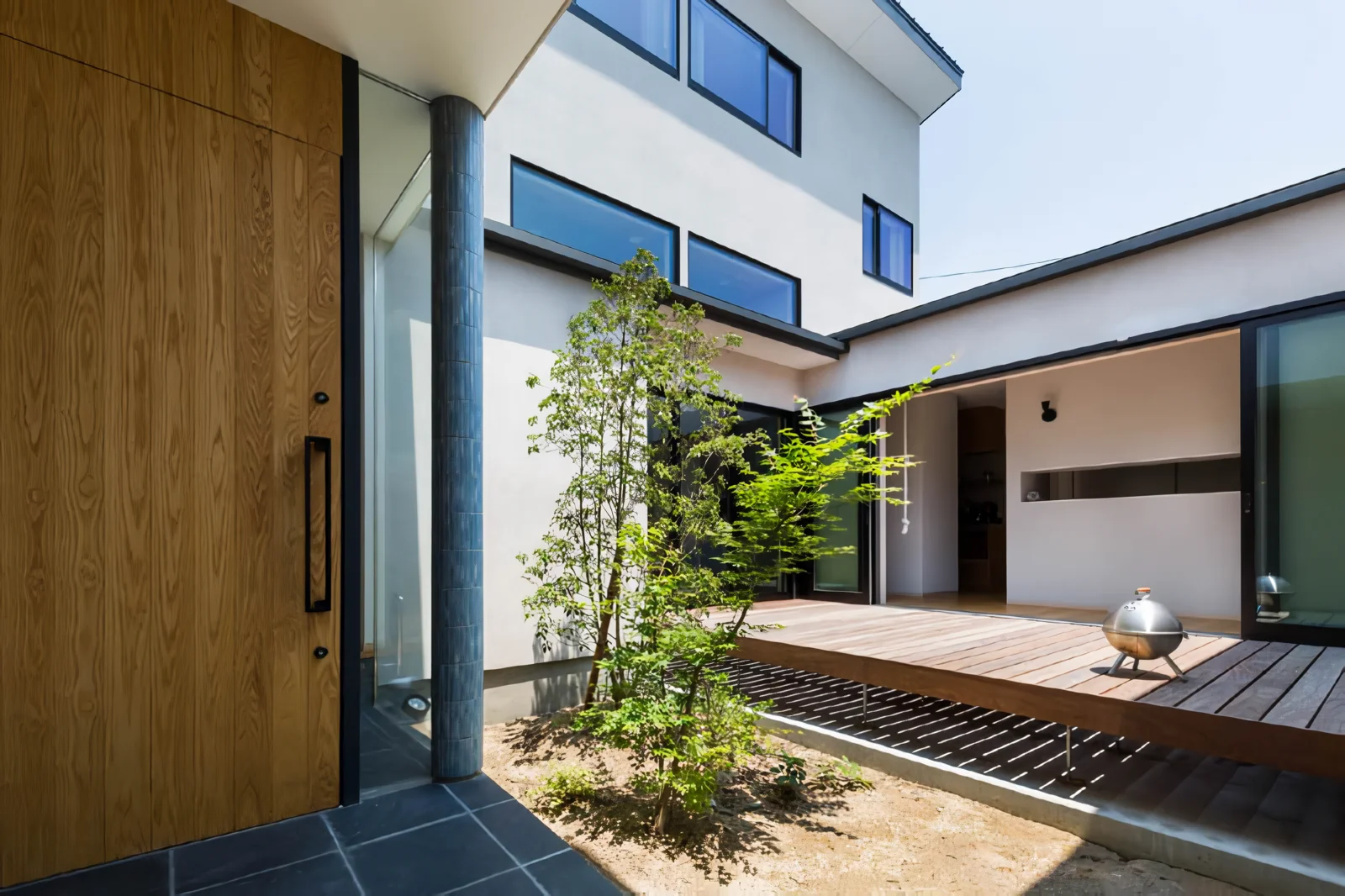 Beyond the horizontal slit is the utility area, allowing occupants to feel connected to the courtyard while performing household tasks.
