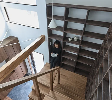 下鴨住宅｜設有壁面書架的住宅｜客製化住宅｜樓梯
