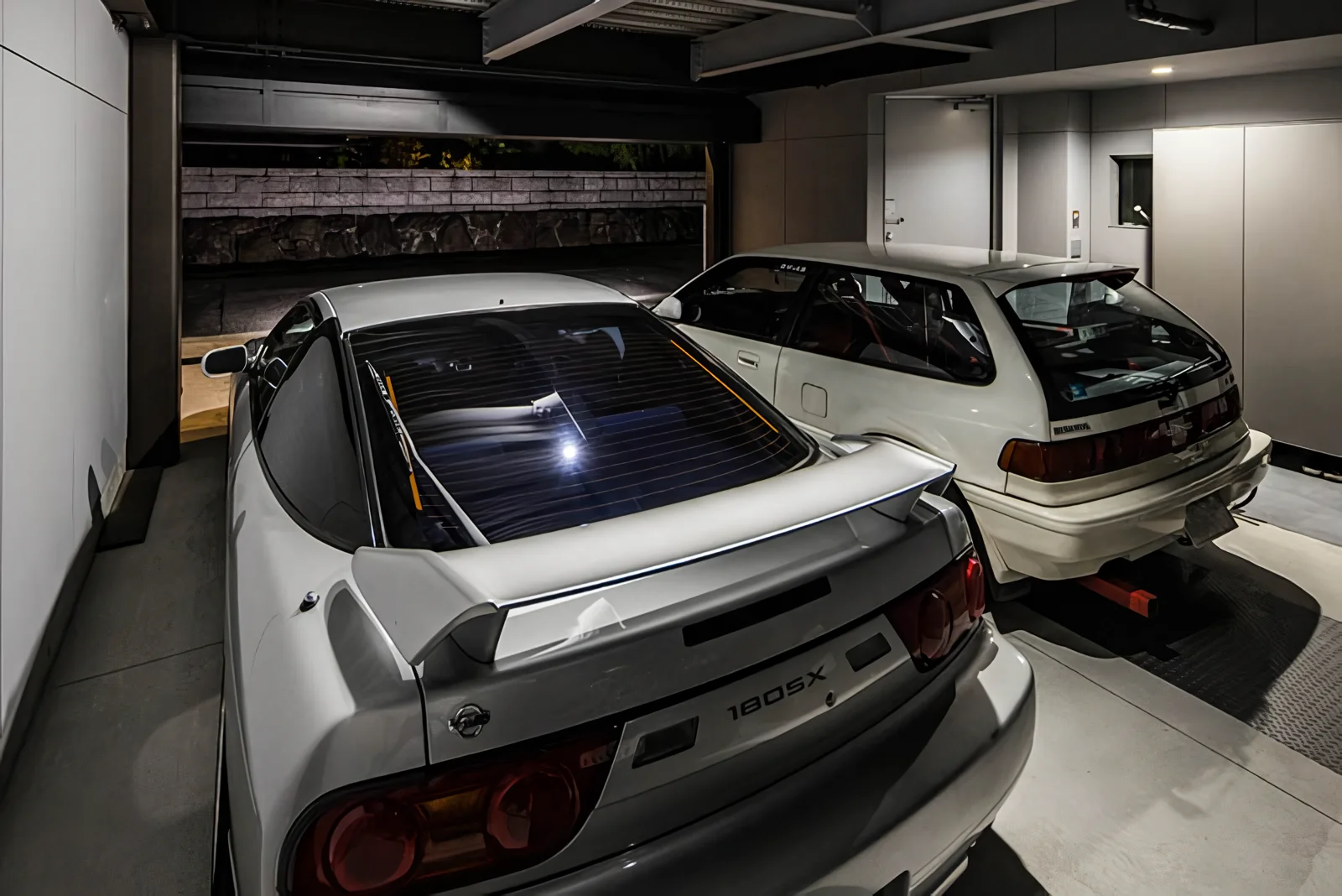 Inside the entrance door, there is an approach space integrated with the garage.