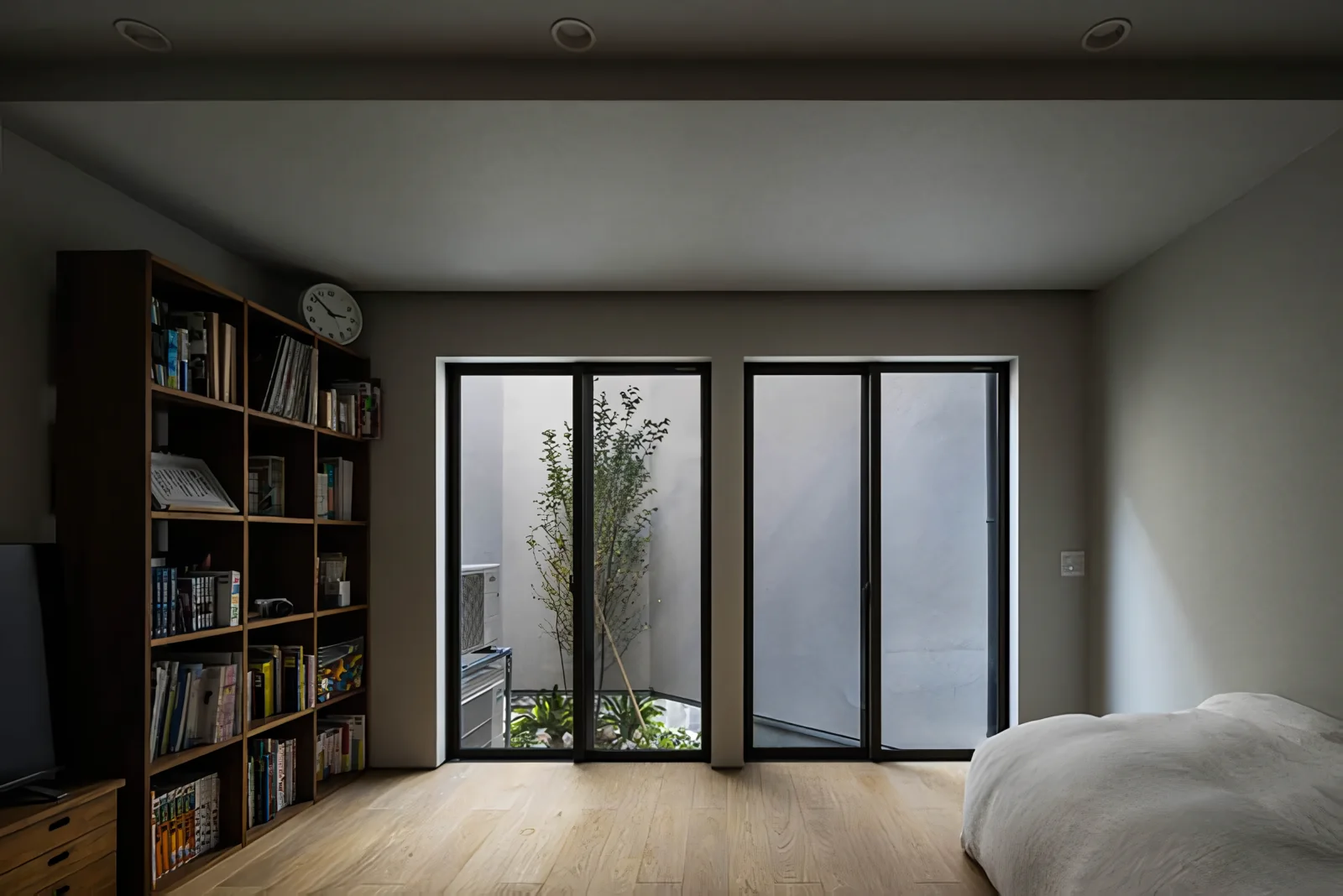 The bed zone located at the site corner balances light, ventilation, and privacy