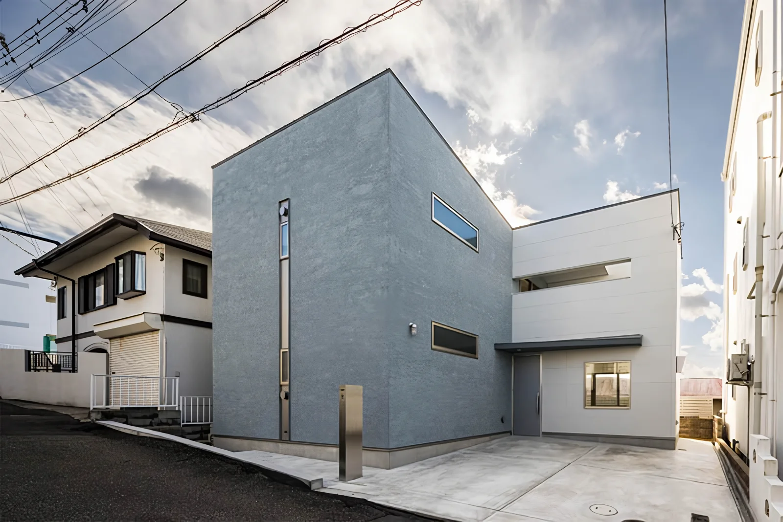 The horizontal slit on the second floor serves as the opening for the outdoor living area.