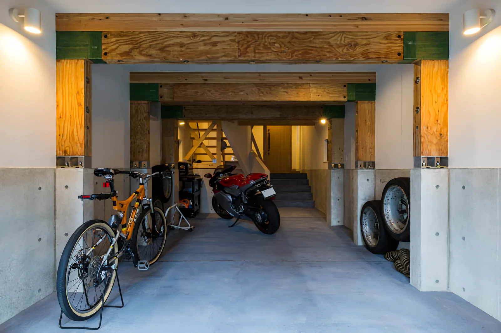 The entrance is accessed by ascending 800 mm via stairs within the garage.