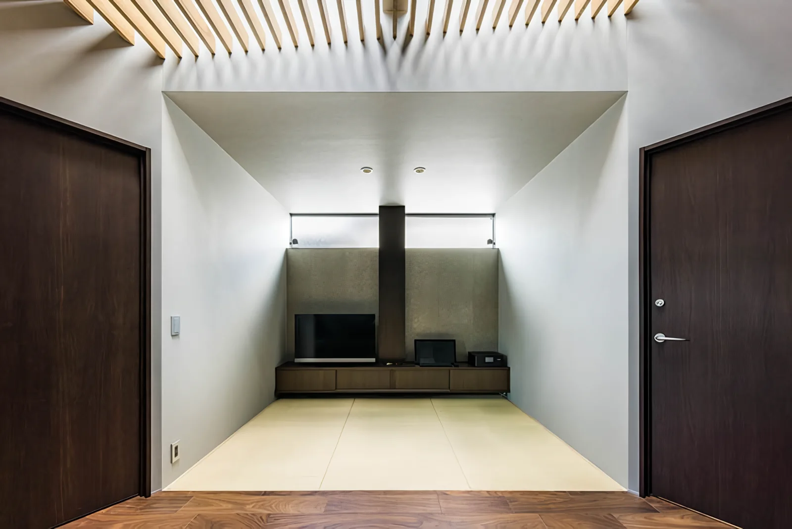 The centrally located LDK is bathed in diffused natural light from the top light.