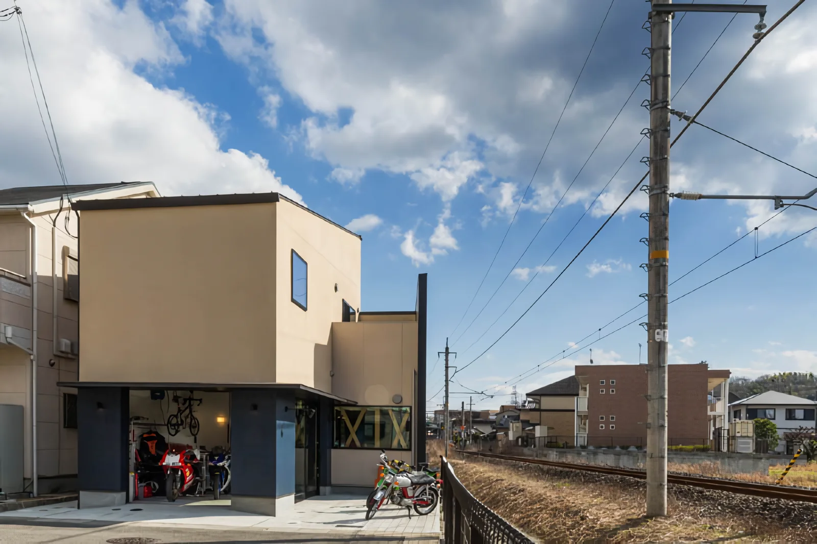 The future café entrance is planned to be open, facing the courtyard at the front of the building.