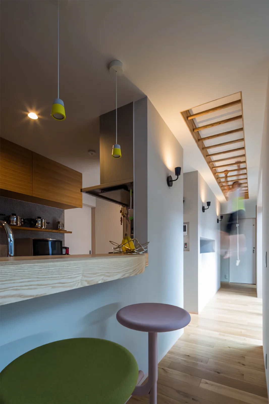 The corridor connects continuously and in a loop from the washroom and dressing room, bathroom, utility space, walk-in closet, to the terrace.