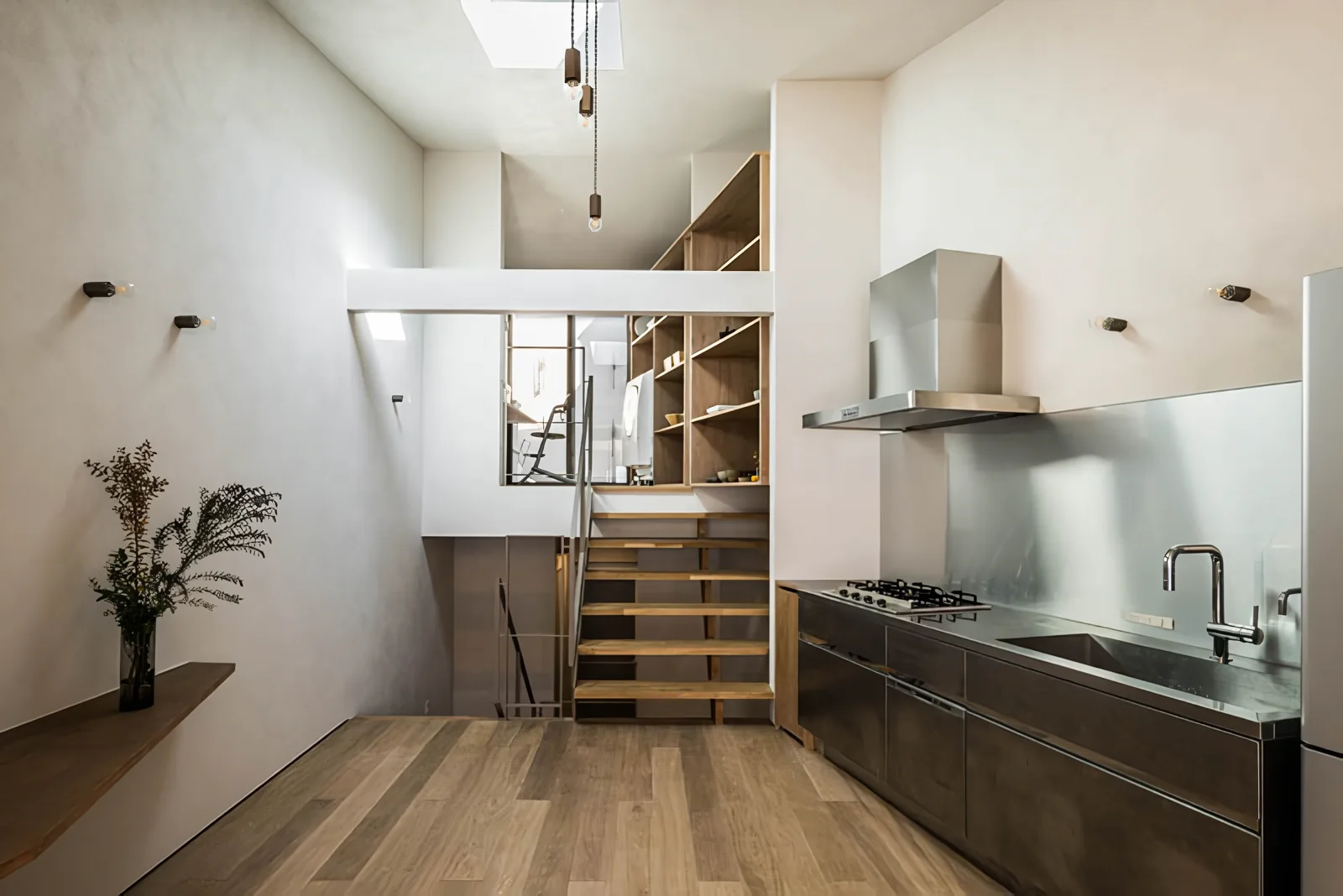 From the kitchen to the service zone, the north terrace functions as a utility space, creating a wind corridor that passes through the entire house
