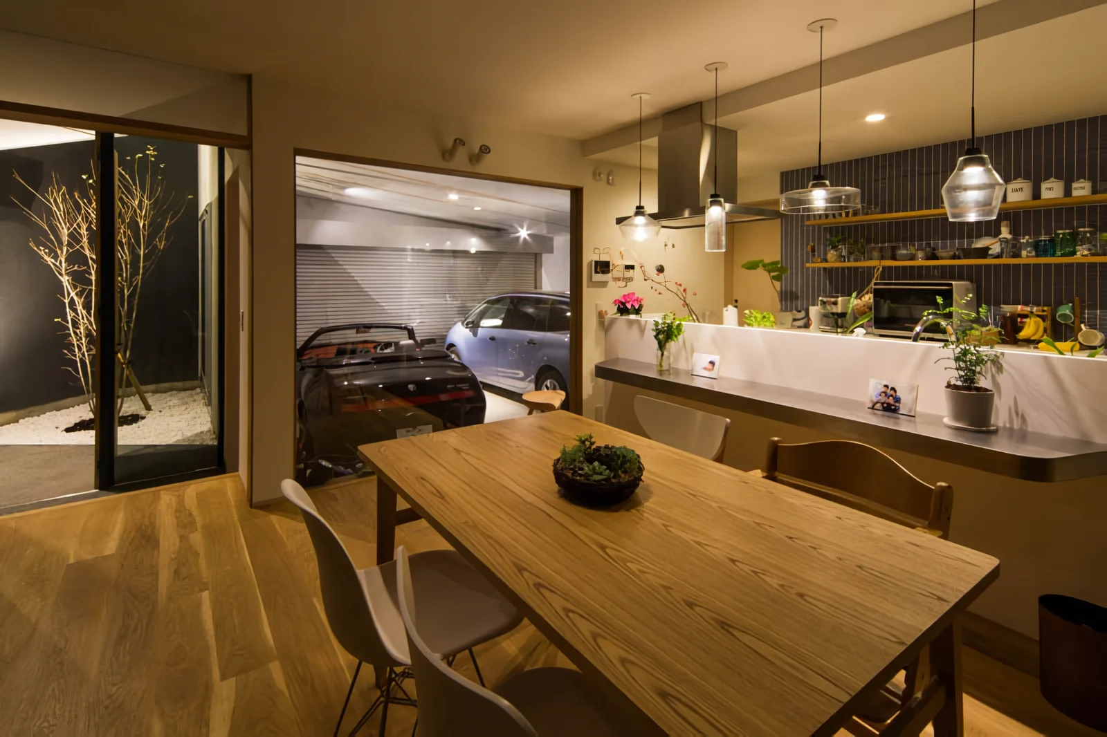 The living room is arranged in parallel with the entrance court and the inner garage.