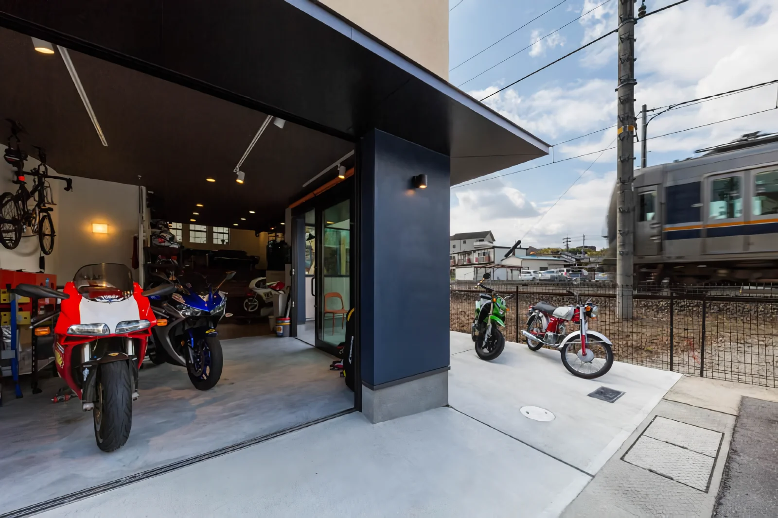 4台程度のバイクギャラリーとしてのエントランス｜京田辺の ガレージハウス
