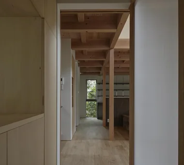 Mountain Villa with a Large Tree｜Homes with Gardens｜Custom-built house｜Entrance hall